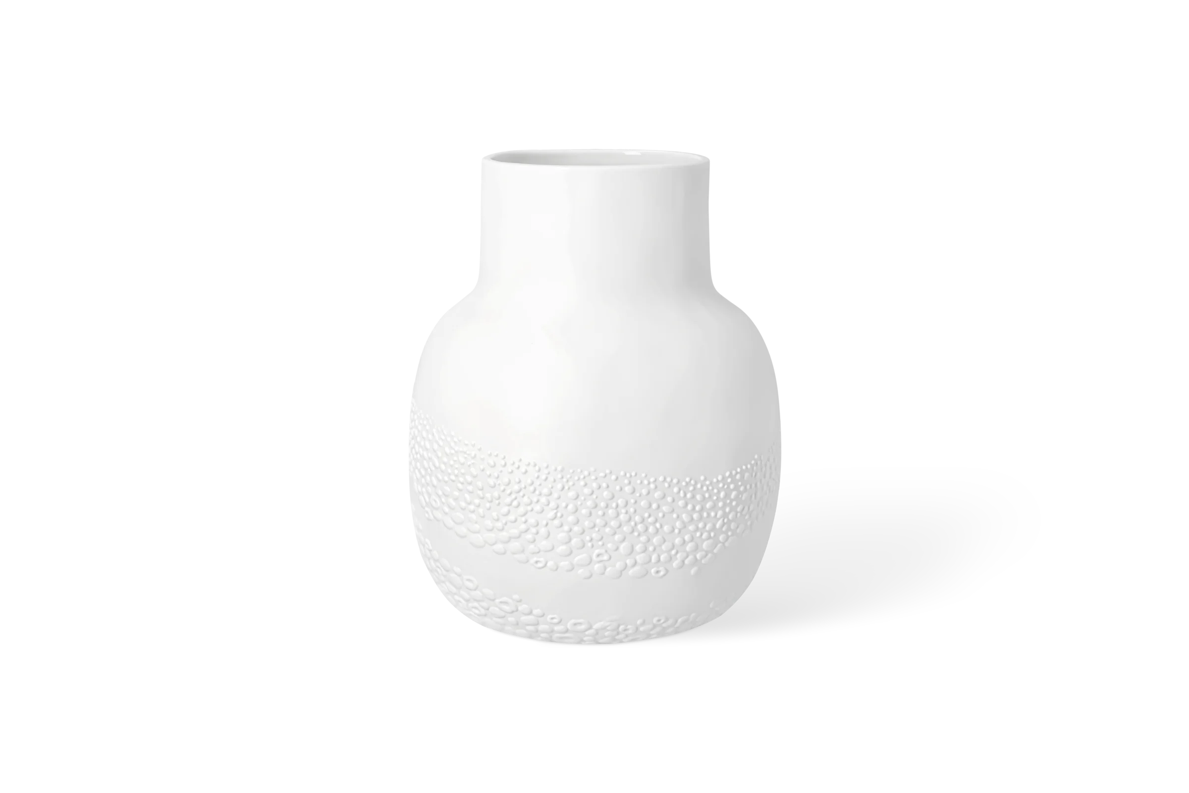 Weiße Vase Bildergeschichten mit bauchiger Form und erhabenem Punktrelief im unteren Bereich, in der Rückansicht.