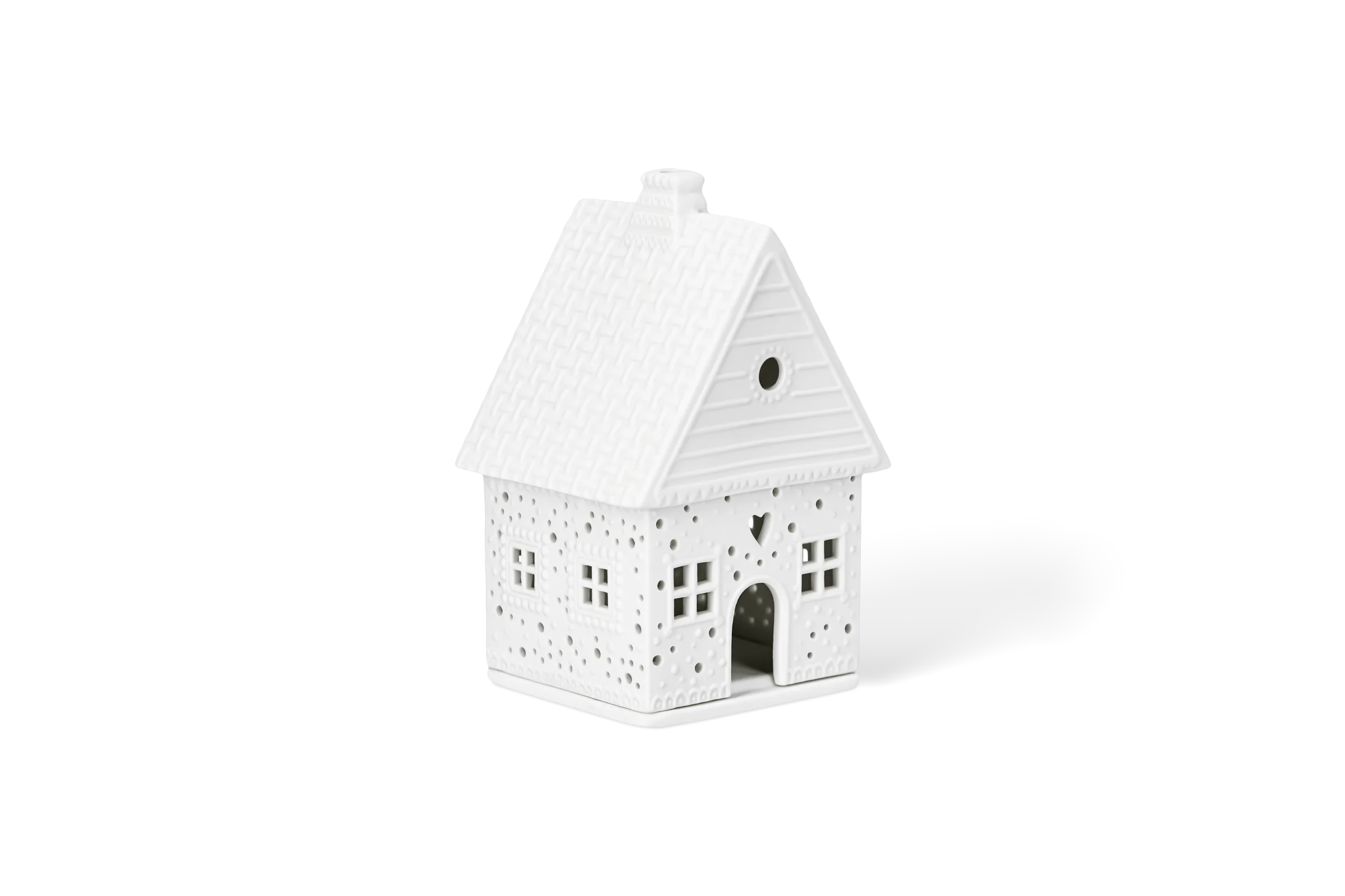Lichthaus Lebkuchen Klein Weißes Porzellanlichthaus mit strukturiertem Dach, ausgestanzten Fenstern und herzförmigem Detail in der vorderen Linksansicht.