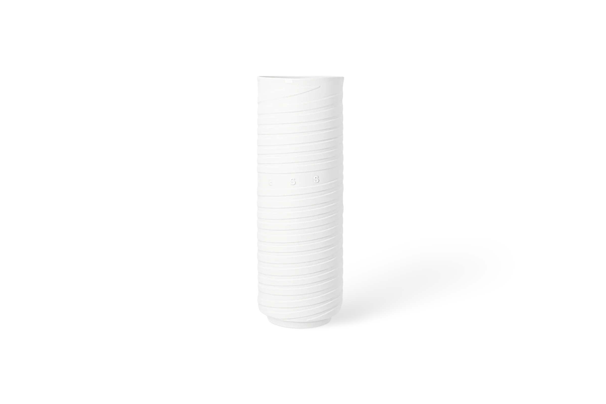 Vase Einklang Happiness Weiße Porzellanvase Formgefühl mit umlaufenden feinen Rillen und eingeprägten Punkten in der Rückansicht.