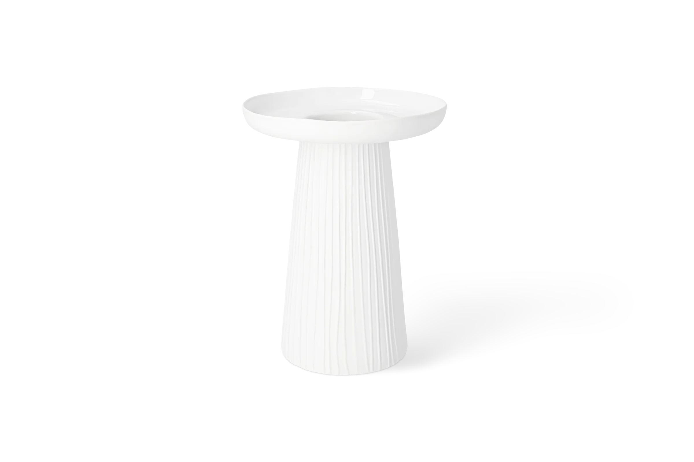 Weiße Porzellanvase Formgefühl mit geriffeltem Fuß und breiter flacher Öffnung in der Rückansicht.