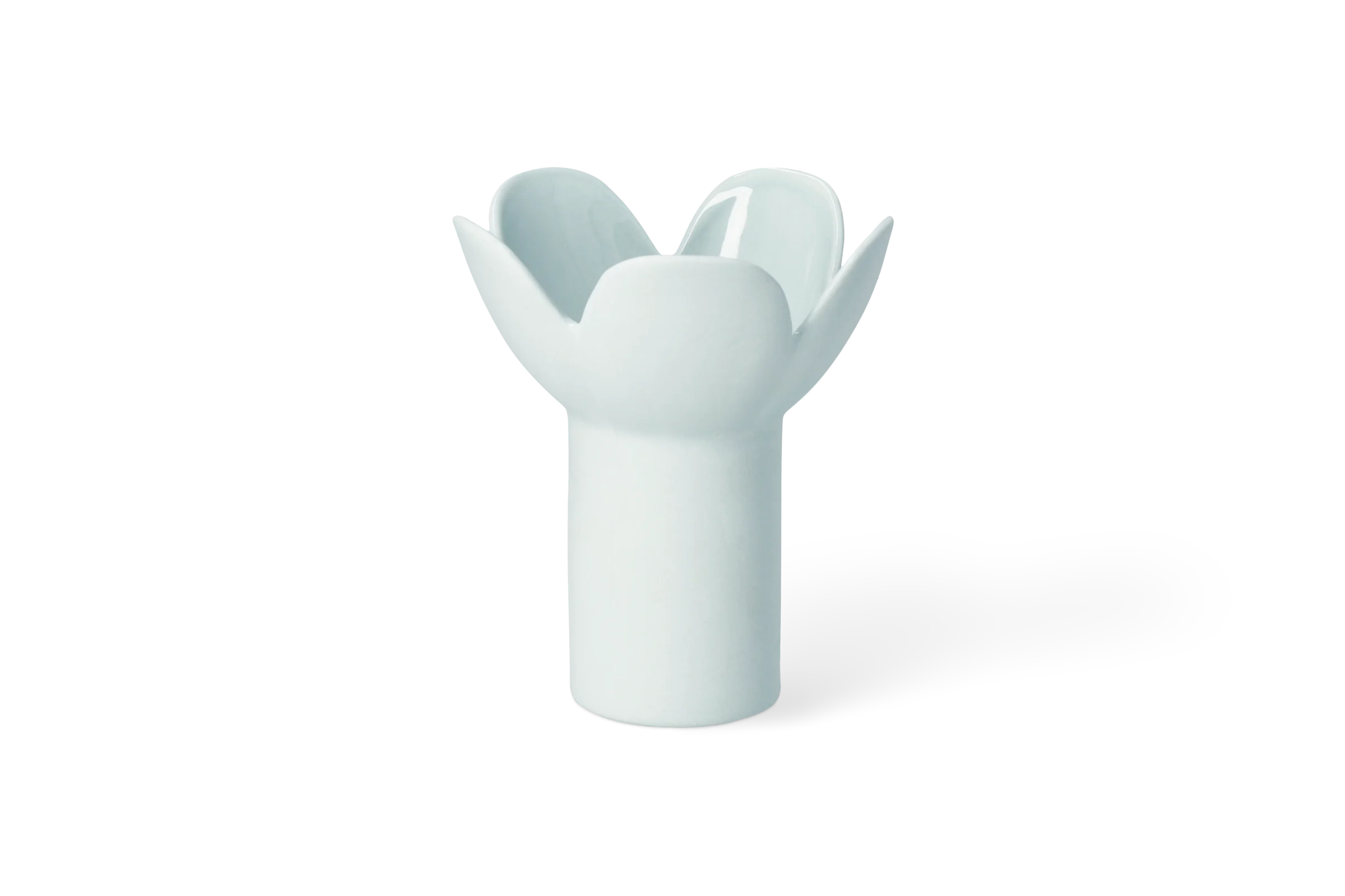 Hellblaue Vase Softtone in stilisierter Blütenform mit glasierten Innenseiten in der Rückansicht.