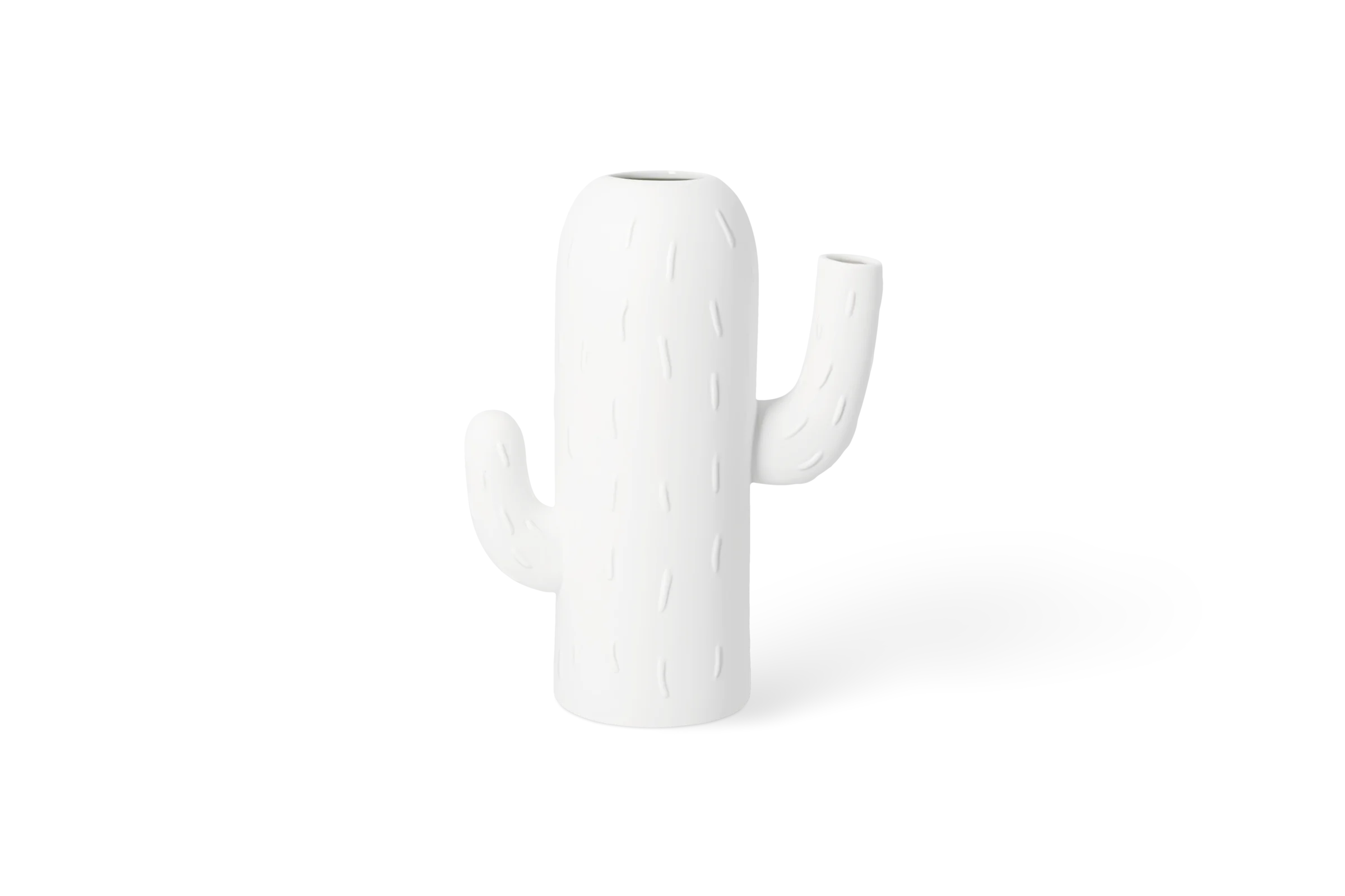 Weiße Vase in Kaktusform mit eingeprägten Strukturen und zwei seitlichen Armen in der Vorderansicht.