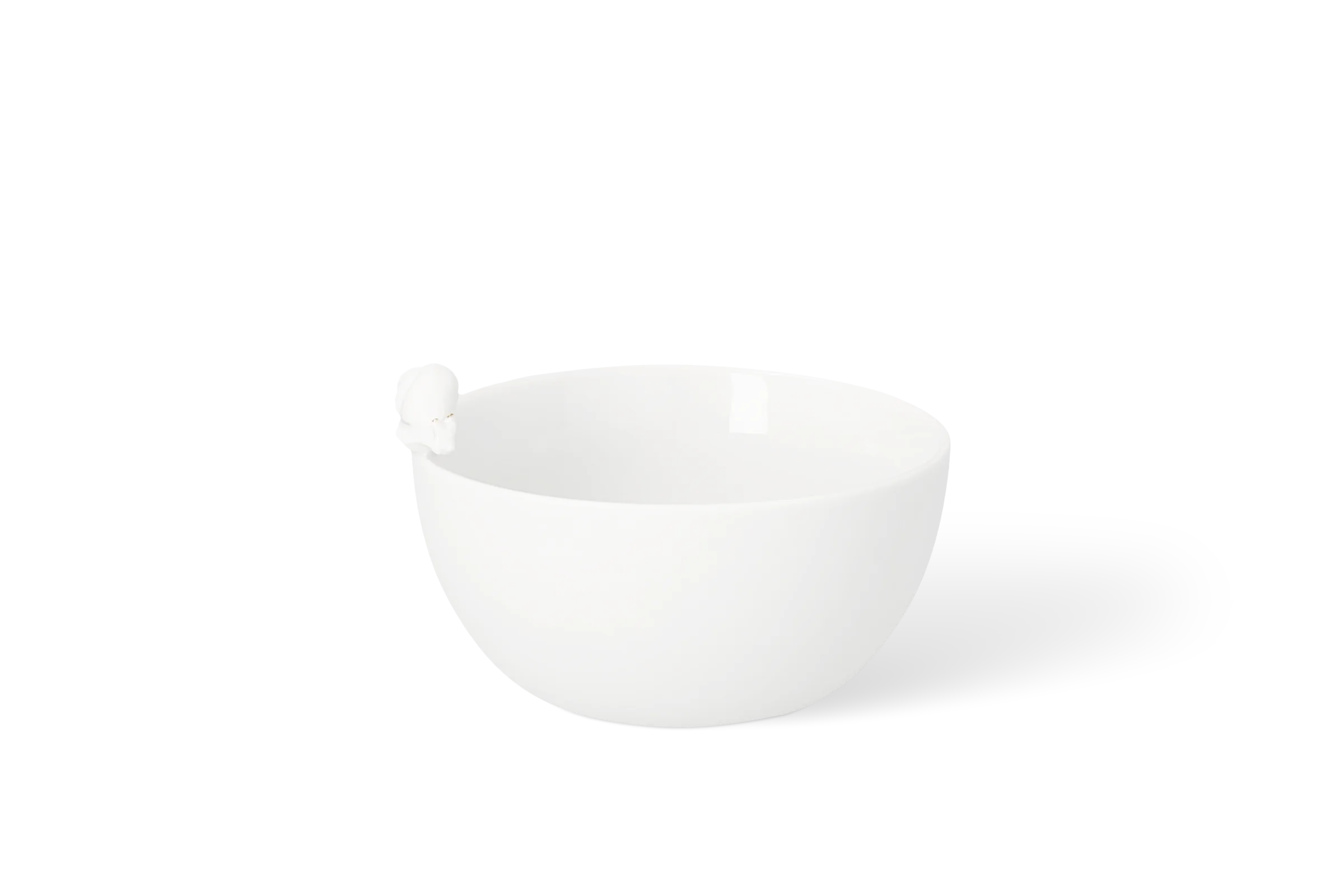 Schale Goldstück Schnecke Weiße Porzellanschale mit kleiner plastischer Schneckenfigur am Rand in der Vorderansicht.