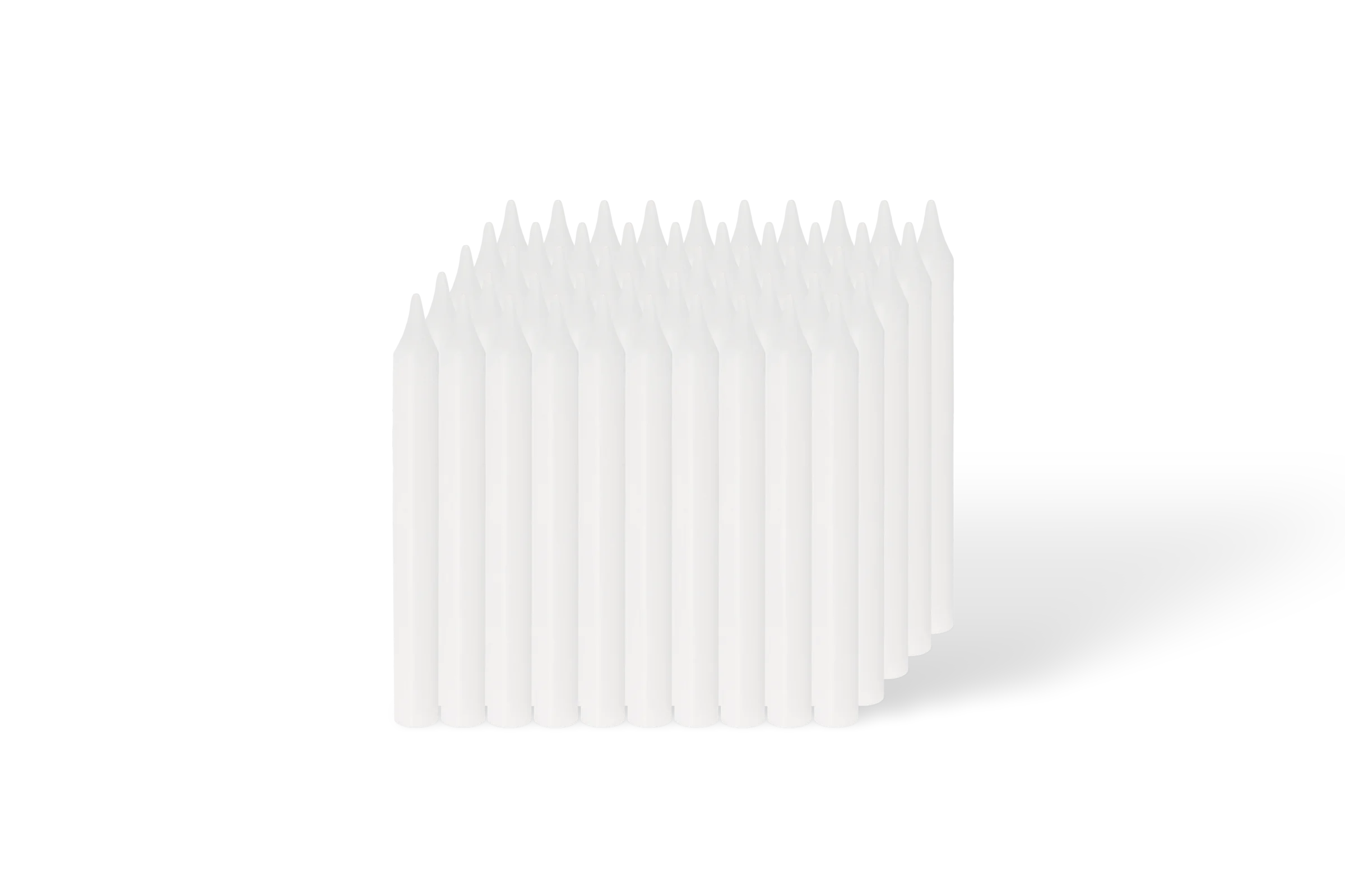 Ersatzkerzen 6 mm - 50er Set Set aus weißen Stabkerzen mit gedrehtem Design in der Vorderansicht.