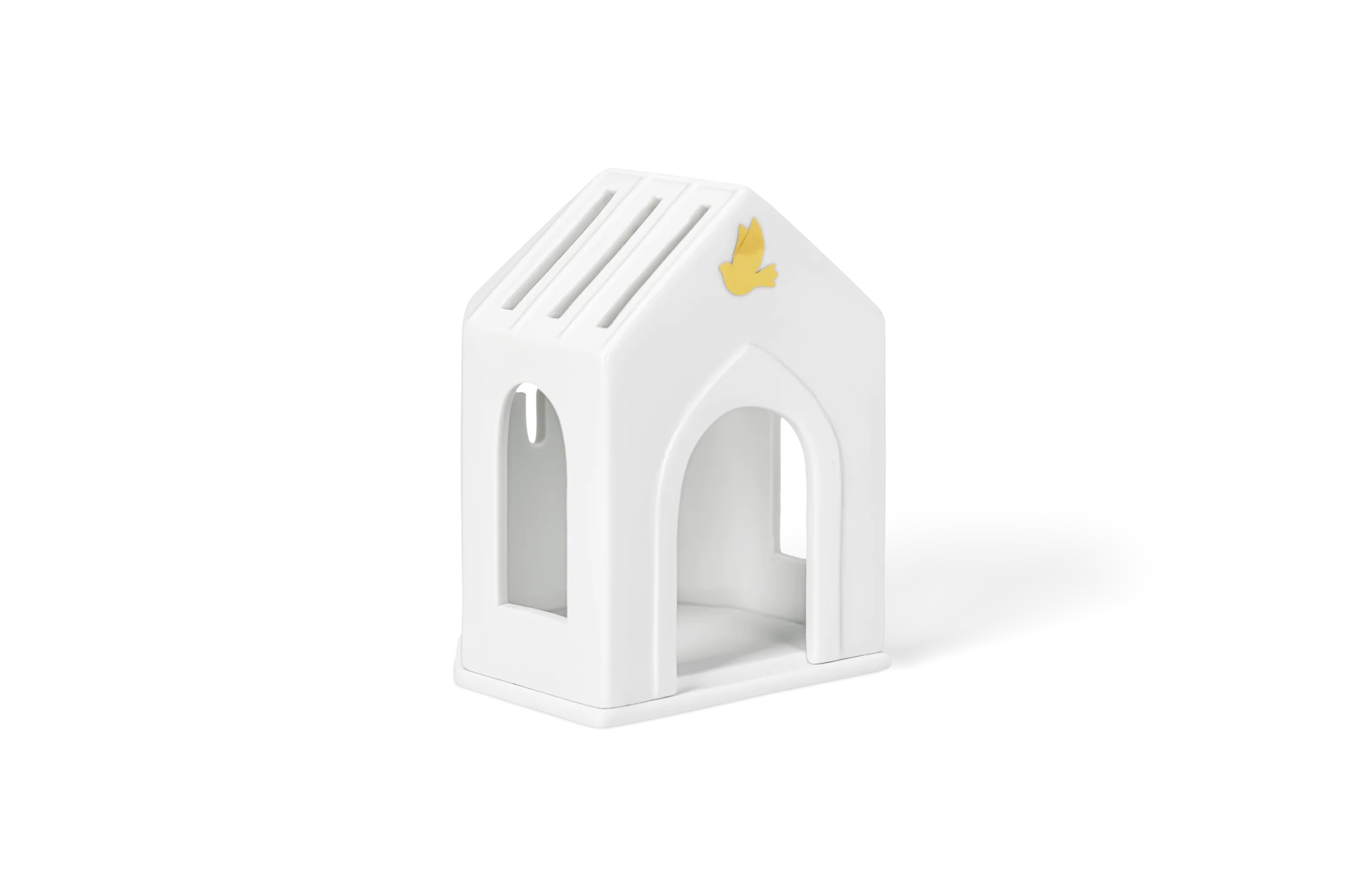 Weißes Lichthaus mit hohen Torbögen, Dachschlitzen und goldener Taube in der vorderen Linksansicht.