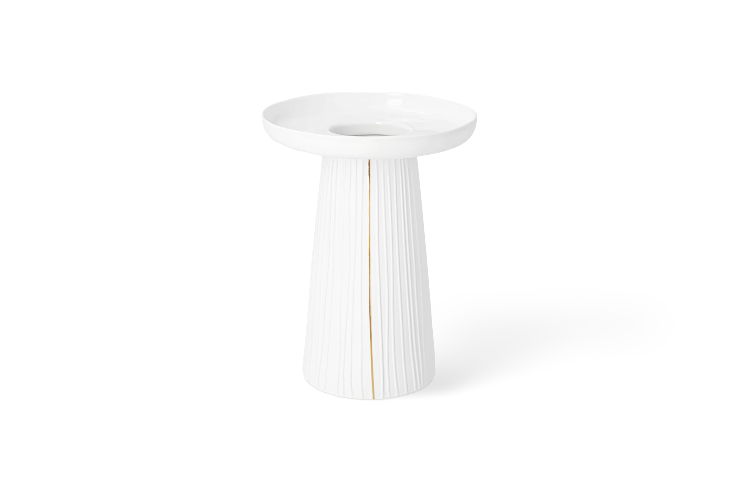 Weiße Vase mit geriffeltem Fuß, goldfarbener Linie und flacher Öffnung in der Vorderansicht.