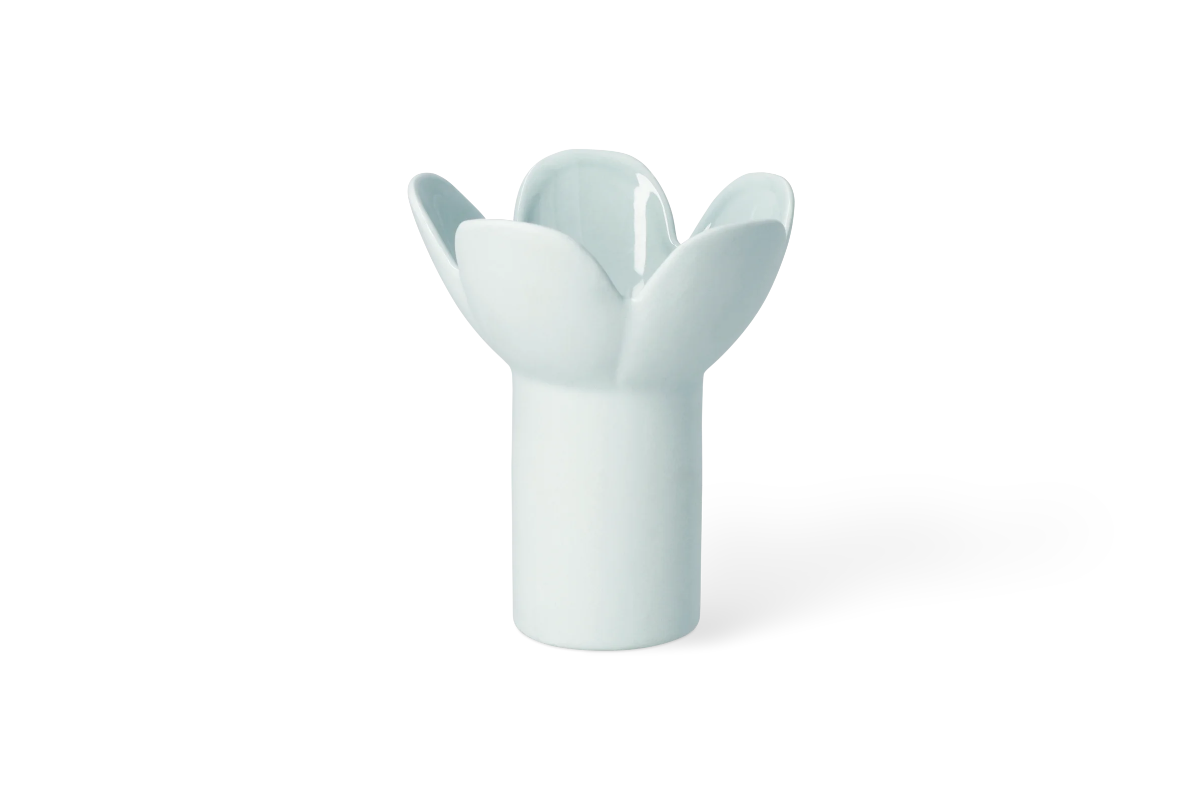 Hellblaue Vase Softtone in Blütenform mit glänzender Innenseite in der hinteren linken Ansicht.