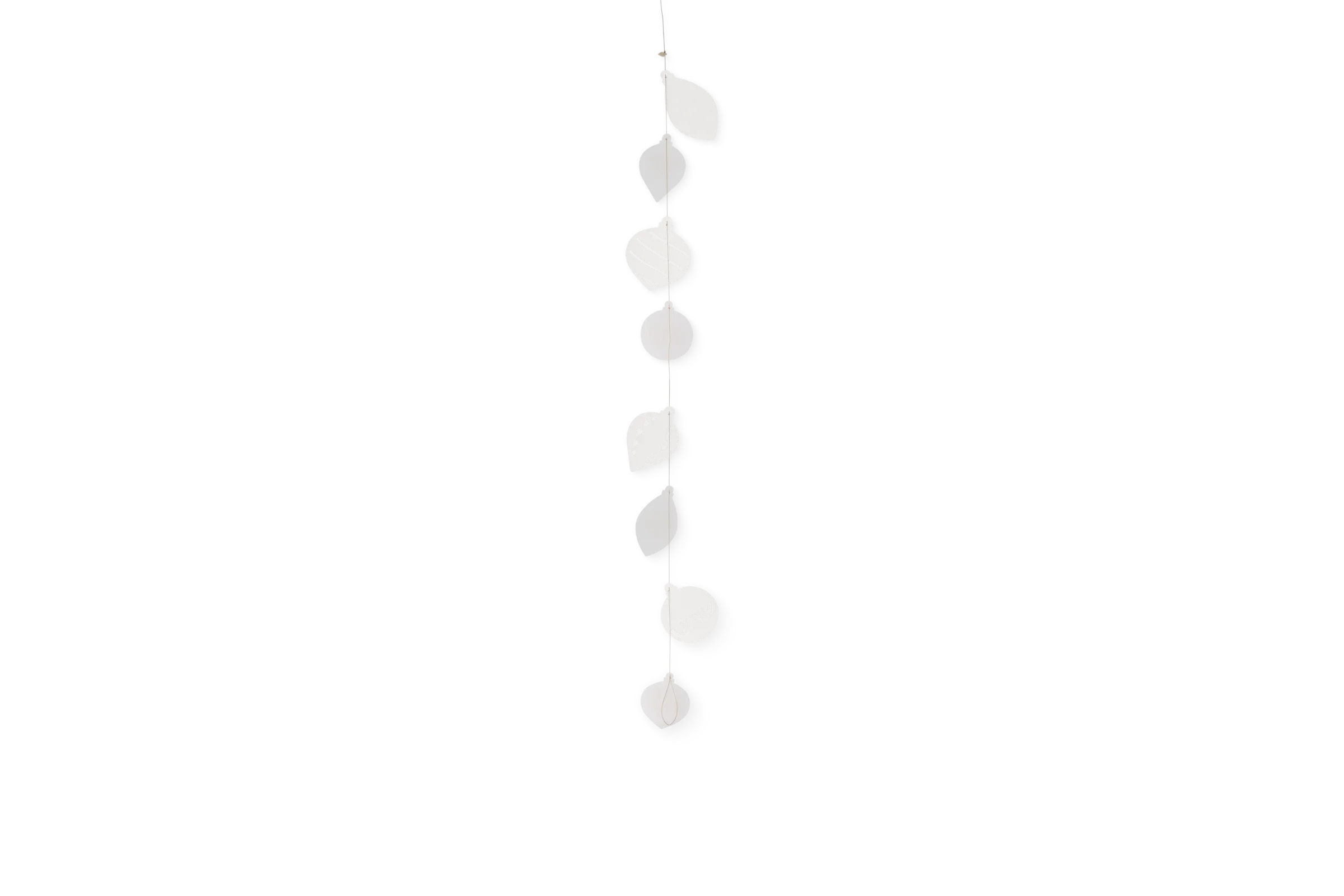 Girlande Christbaumkugeln Weiße Girlande mit Christbaumkugeln aus Papier und feinen Mustern in der Rückansicht.