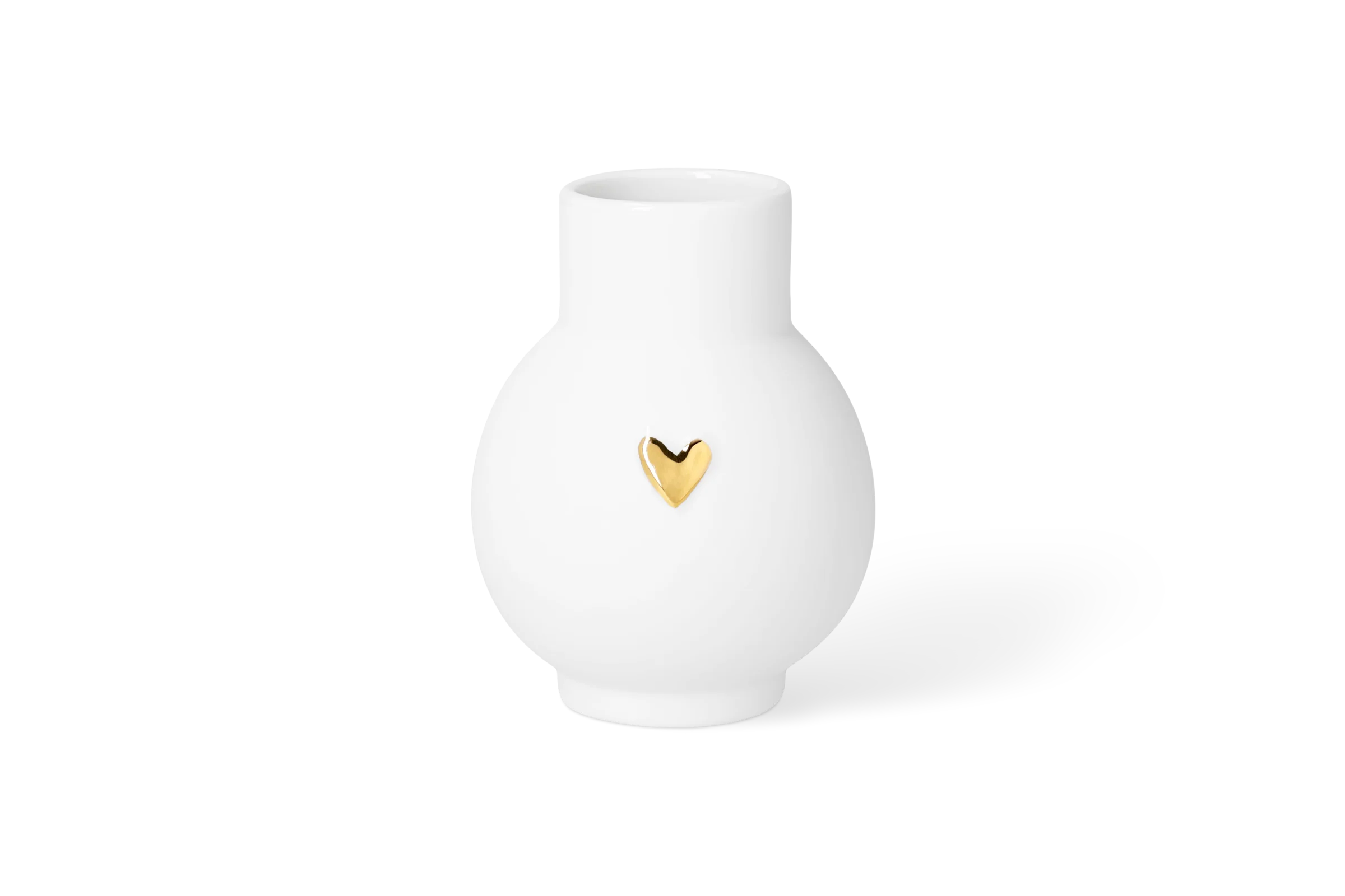 Minivase Kugel Herz Gold Weiße Mini-Vase aus Porzellan mit goldfarbenem erhabenem Herz auf der Vorderseite, in der Vorderansicht.