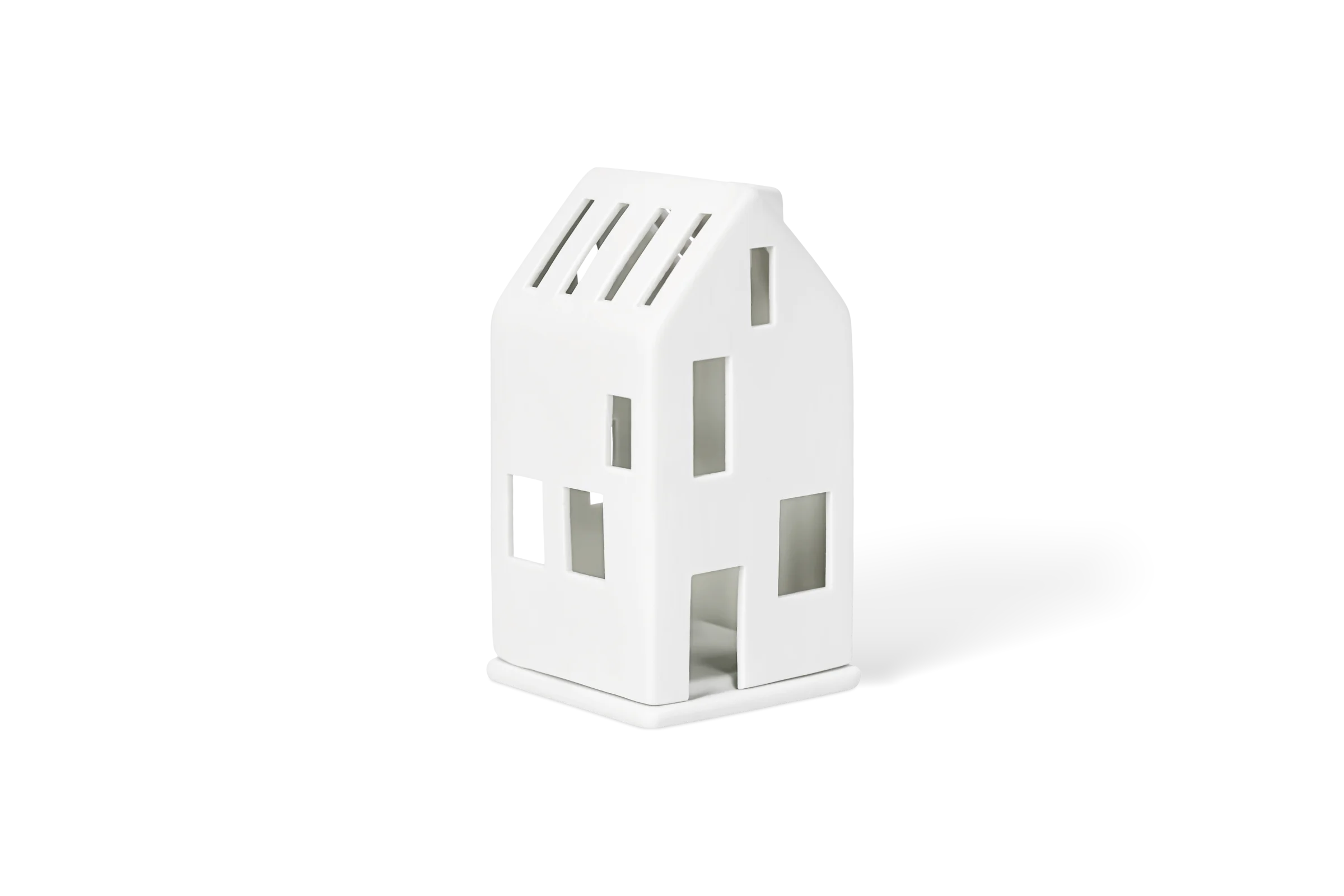 Mini-Lichthaus Wohnhaus Weißes Lichthaus aus Porzellan mit ausgeschnittenen Fenstern, Tür und Dachschlitzen in der vorderen Linksansicht.
