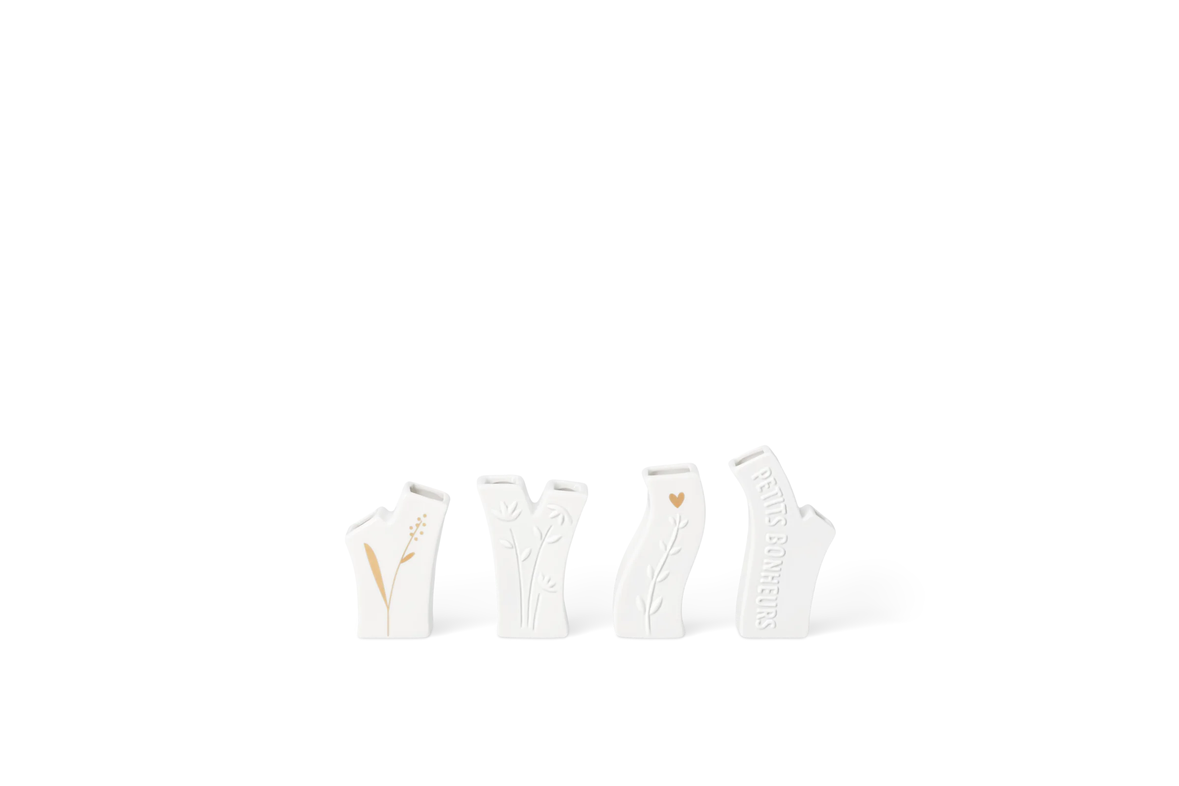 Set aus vier weißen Minivasen mit erhabenen Blütenreliefs, goldenen Details und Schriftzug, in der Vorderansicht.