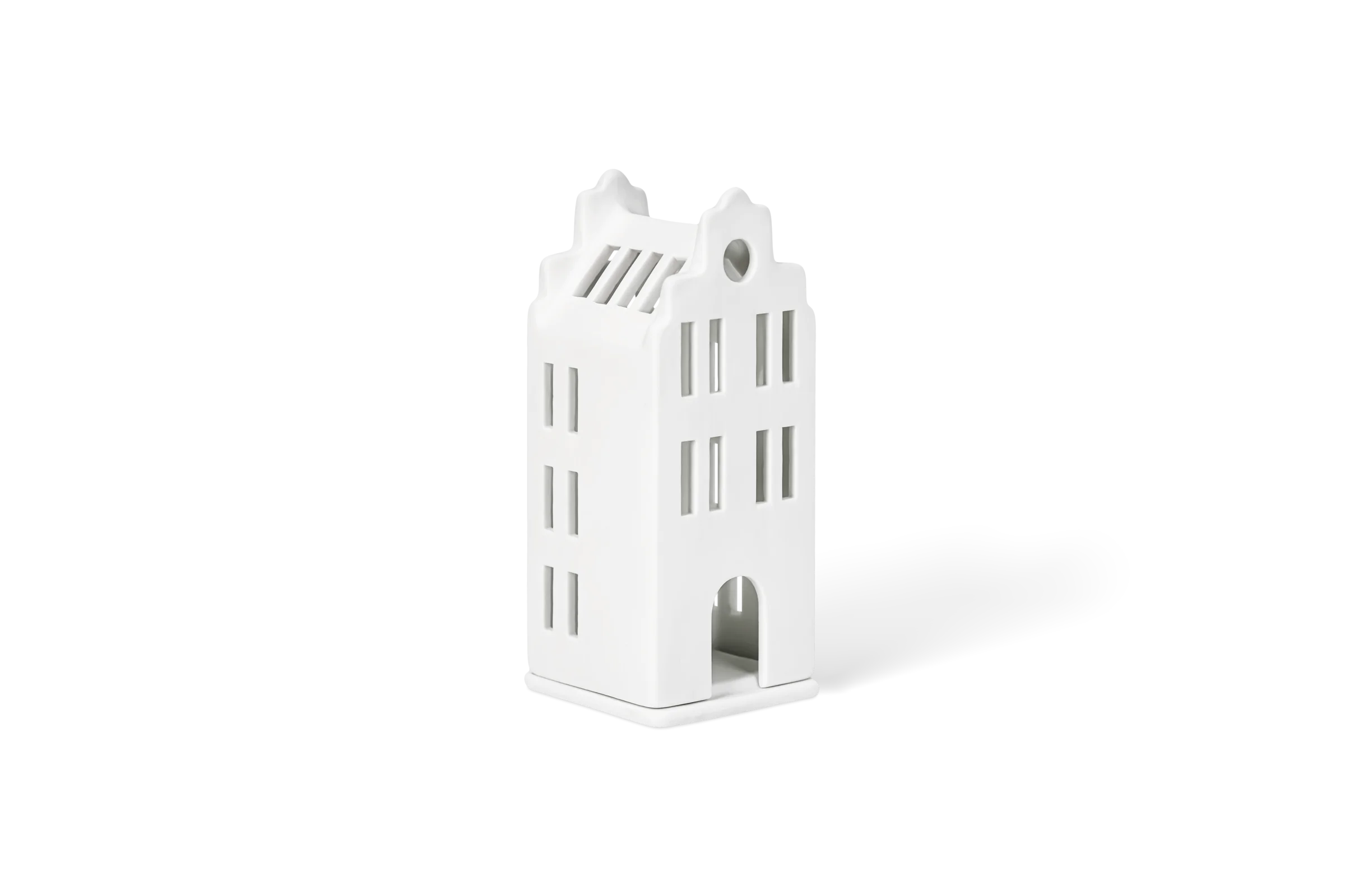 Weißes Porzellan Lichthaus mit Fensterausschnitten, Rundfenster und Torbogen in der hinteren Linksansicht.