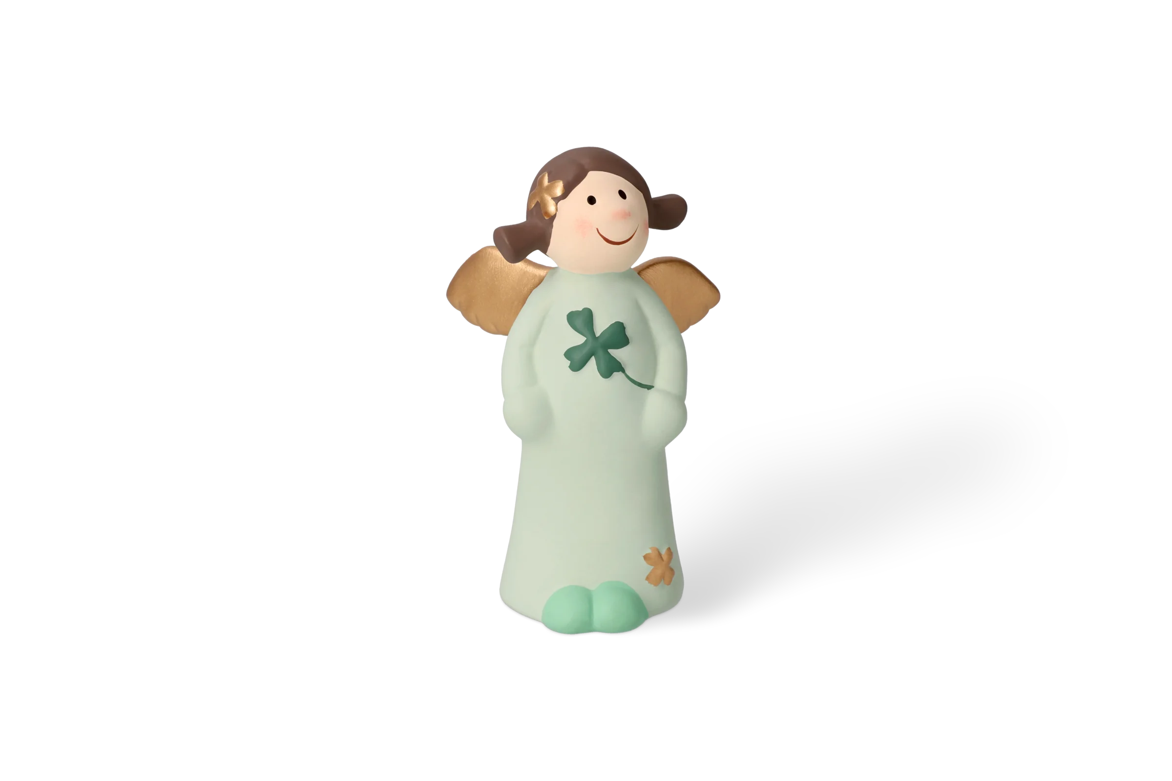 Engel Pauline Mittel - Edition 9 Dekofigur Himmlische Schwester mit goldenen Flügeln, die ein hellgrünes Kleid trägt und ein Kleeblatt hält, in der Vorderansicht.