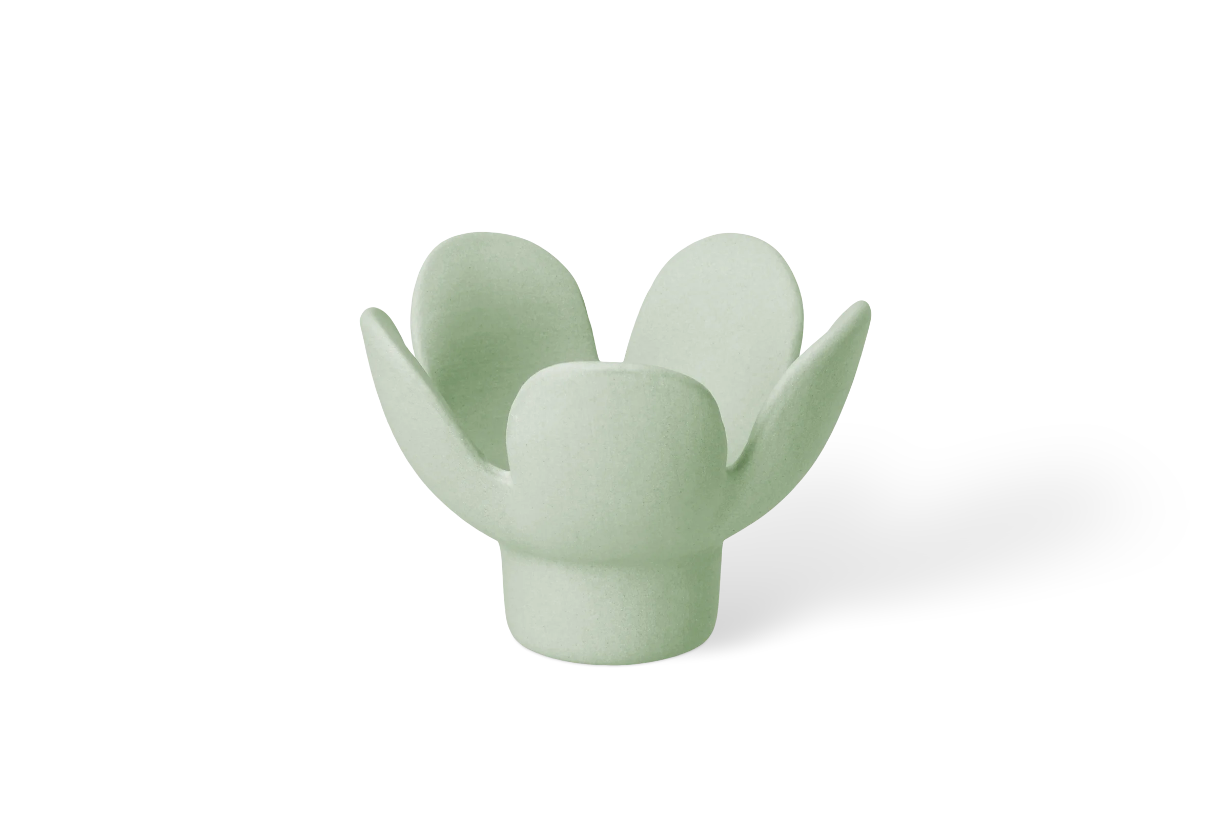 Kerzenhalter Blume Grün Hellgrüner Kerzenhalter Softtone in stilisierter Blütenform mit geschwungenen Blütenblättern in der Vorderansicht.