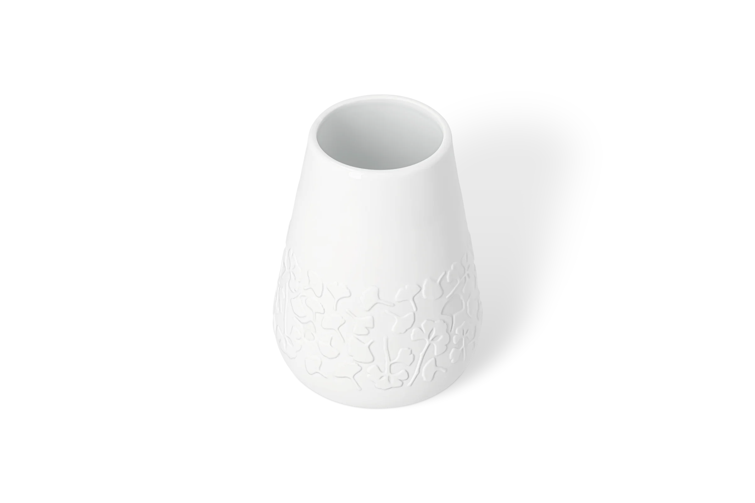 Weiße Porzellanvase Blütezeit mit erhabenem Blütenrelief im unteren Bereich, in vorderer Linksansicht mit Neigung.