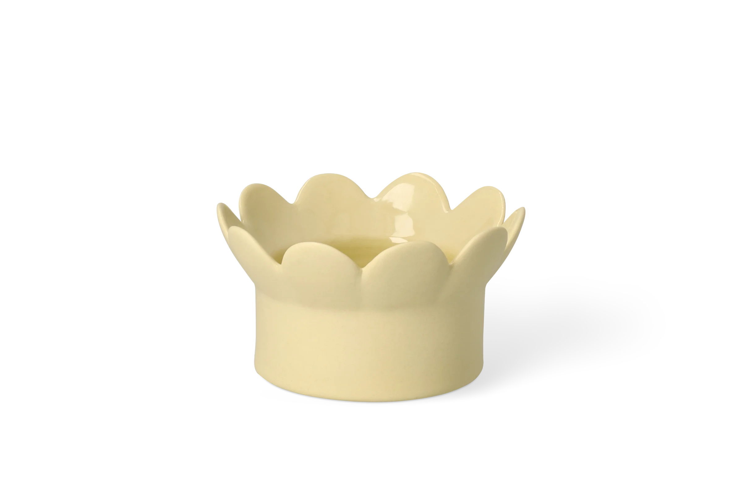 Cremefarbene Schale aus der Serie Softtone mit gewelltem Rand in Blütenform, in der vorderen Rechtsansicht.