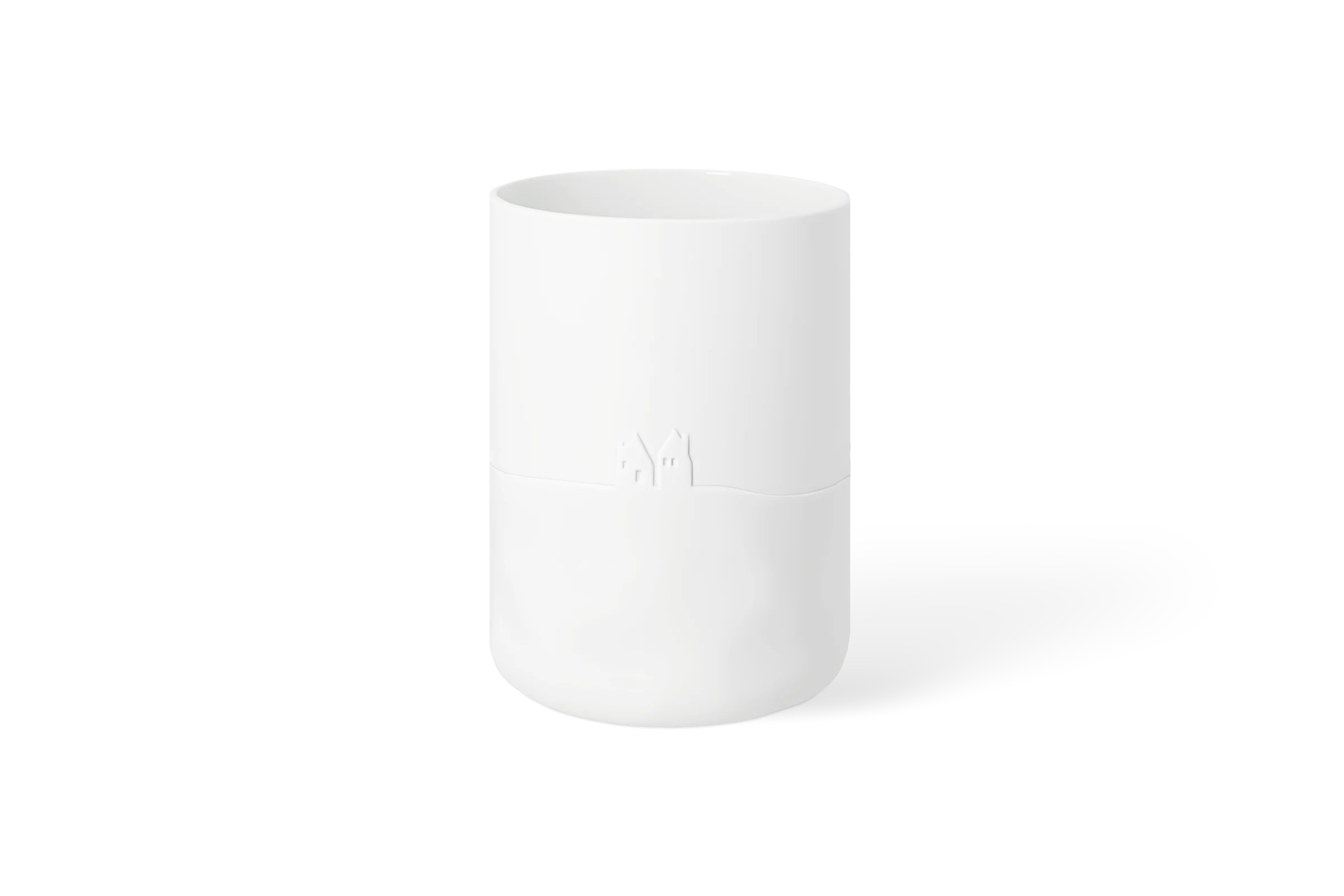 Vase Schneeballschlacht Weiße Porzellanvase Schneetag mit erhabenem Hausmotiv und geschwungener Landschaftslinie in der Rückansicht.