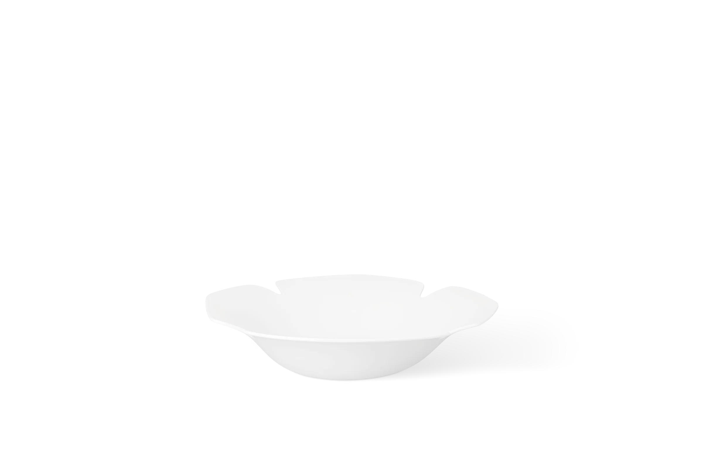 Schale Das blühende Leben Weiße Porzellanschale der Serie Das blühende Leben mit geschwungenem Blütenrand in der Rückansicht.