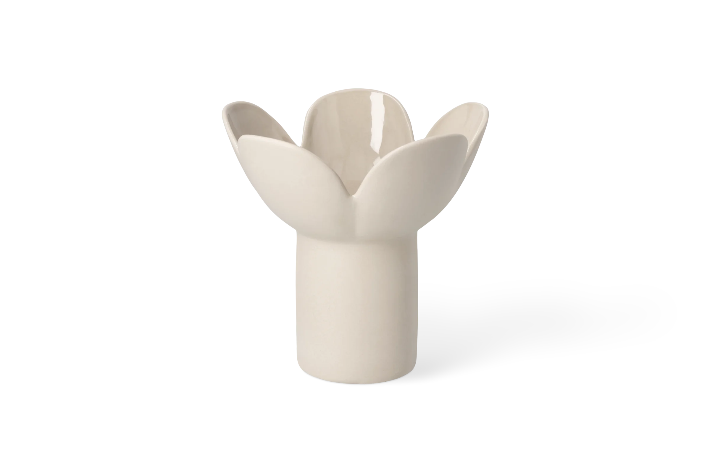 Vase Beige Beige Vase Softtone in Blütenform mit fünf glänzenden Blütenblättern in der Vorderansicht.