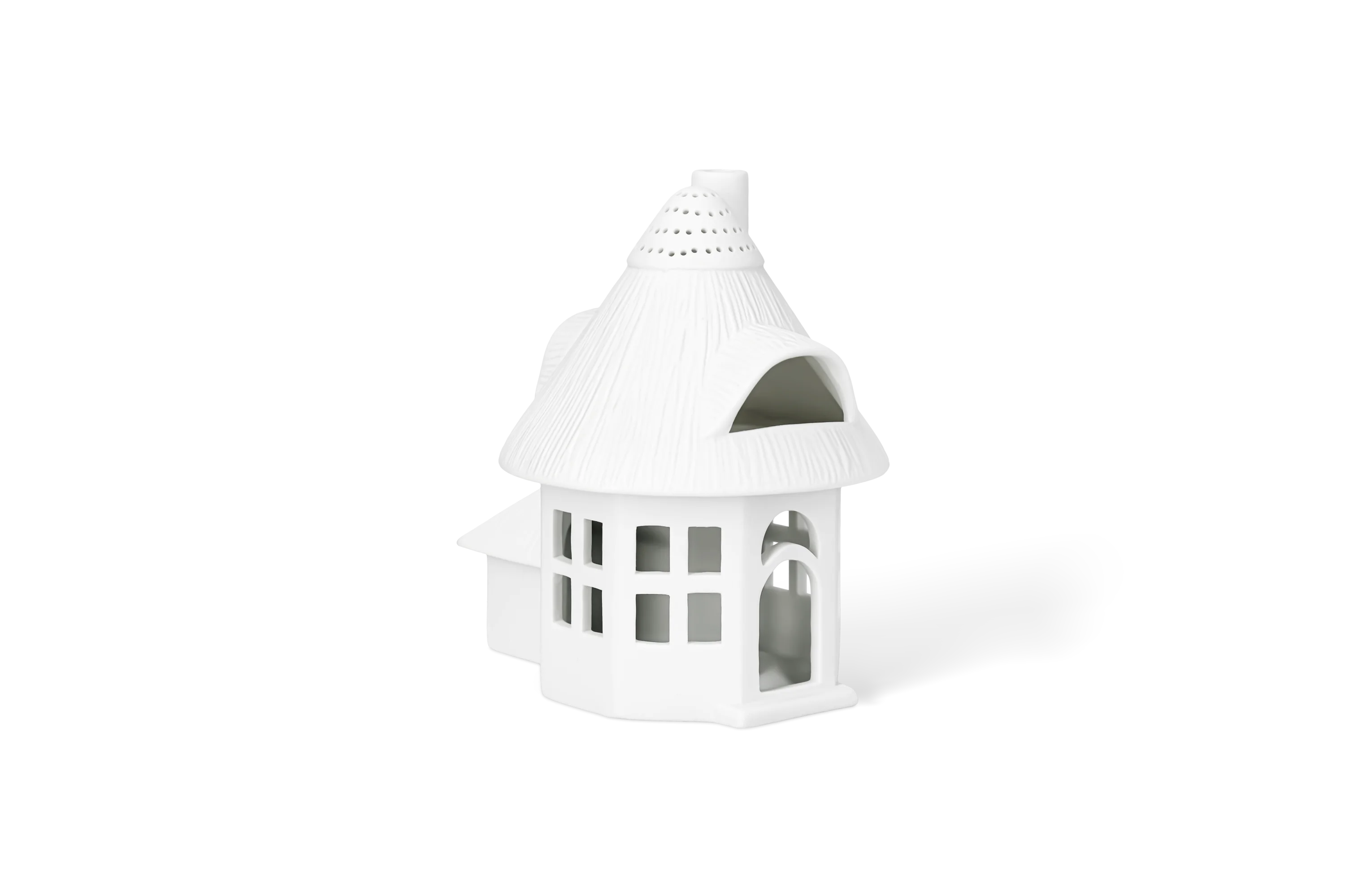 Lichthaus Reetdachturm Weißes Lichthaus mit strukturiertem Reetdach, Schornstein, Fenstern und Rundbogentür in der vorderen Linksansicht.