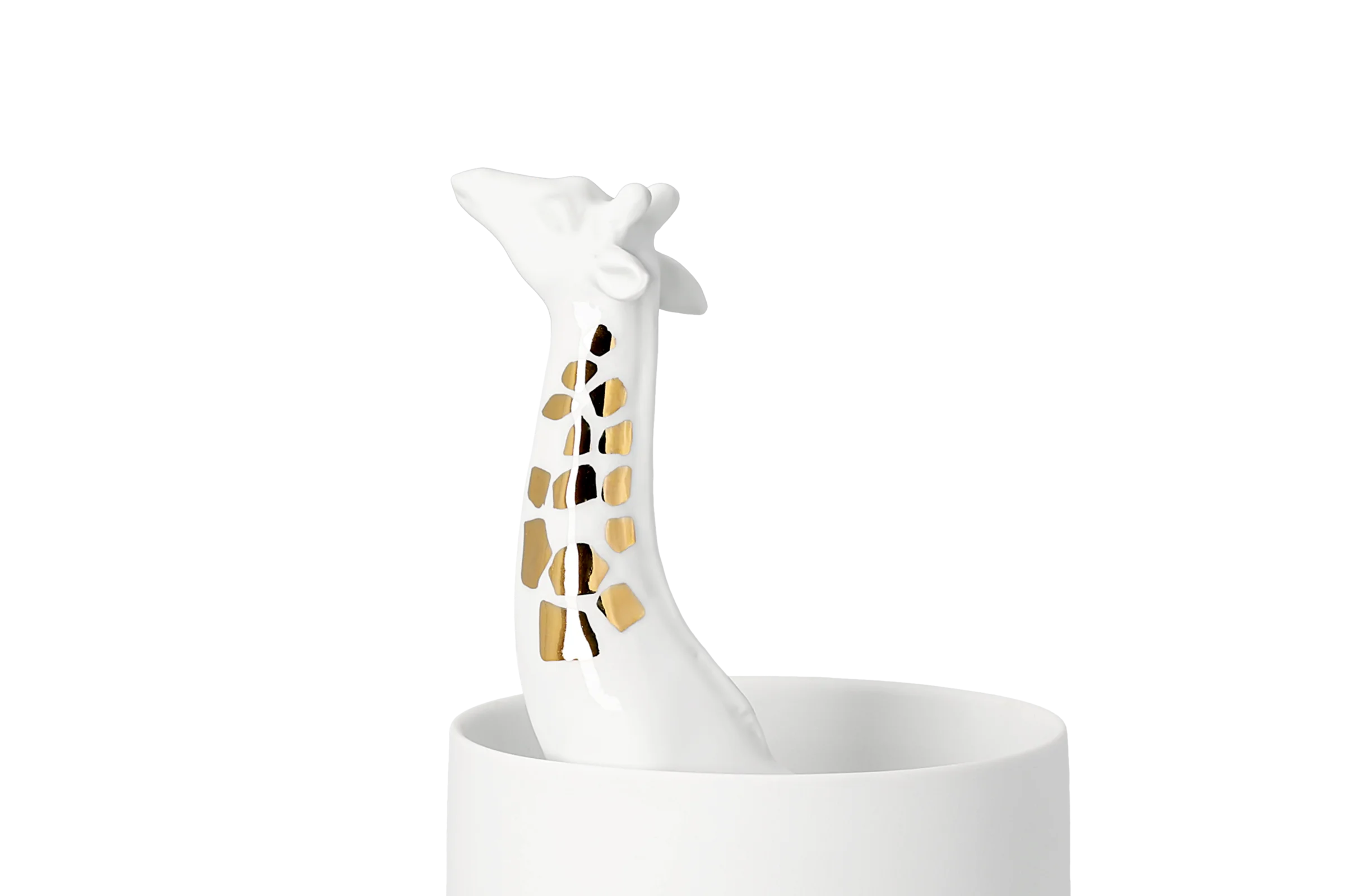 Weiße Porzellangiraffe mit goldfarbenen Flecken ragt aus einer weißen Vase in der Detailansicht.