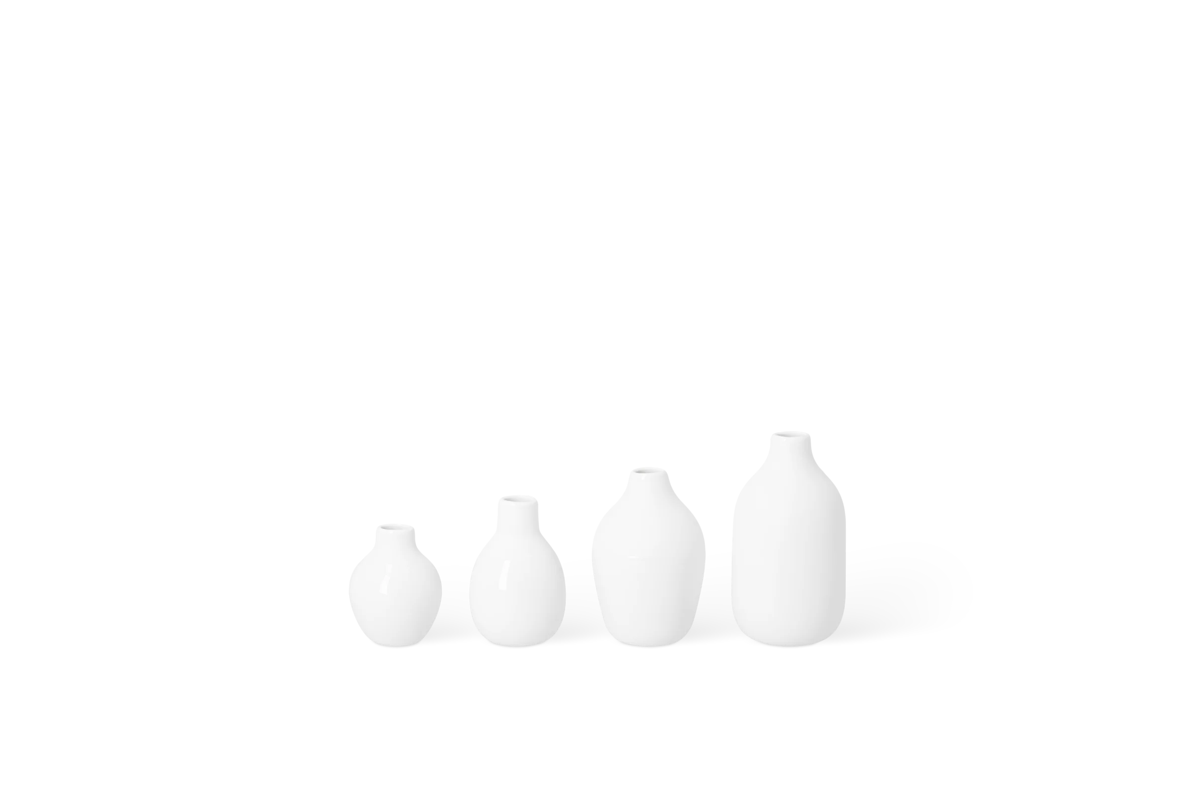 Minivasen Flaschen Weiß - 4er Set Vier weiße Minivasen der Serie Blütezeit in unterschiedlichen bauchigen Formen in der Vorderansicht.