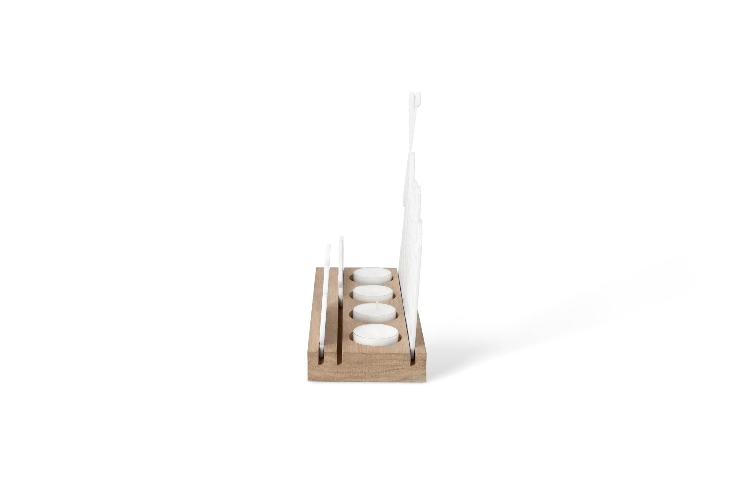Lichtszene Niederlande auf Holzsockel mit vier Teelichtern und weißer Stadtsilhouette in der Rechtsansicht.